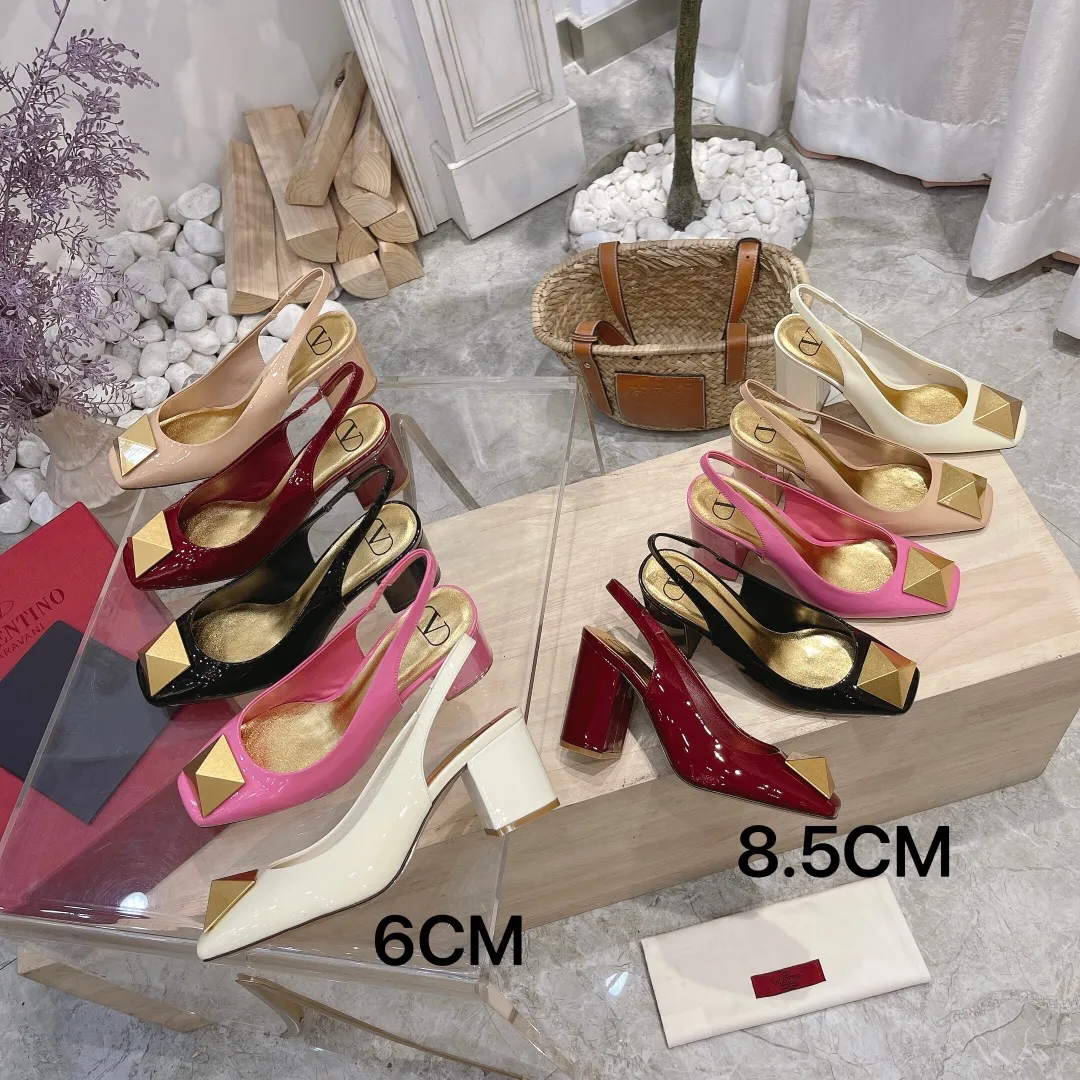 👟👟Ex-factory price 440👟👟 Genuine leather sole +40 Valentino Valentino 2023 spring and summer new product [Pyramid] large spike shoes are new☑️ ———————————— Valentino Garavani’s classic “Roman Stud” series debuts in a new interpretation! The latest golden big rivet element is full of high-end sense! Extremely fashionable ~ Upper: Original custom-made cow patent leather Lining: Original high-gloss imported sheepskin lining Outsole: Italian genuine leather Outsole: Wear-resistant rubber sole Size: 34-42 (34 and 42 are custom-made and non-refundable) Heel height: [8.5cm] - [6cm] (2 heel height options)